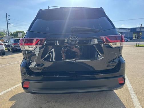 Midnight Black Metallic 2019 Toyota Highlander SE