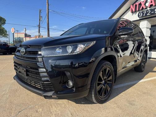 Midnight Black Metallic 2019 Toyota Highlander SE