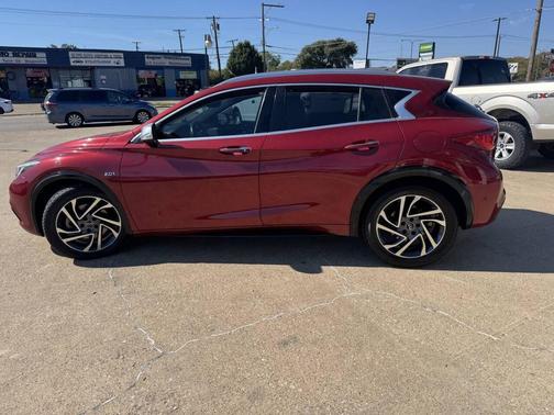 2017 INFINITI QX30 Premium
