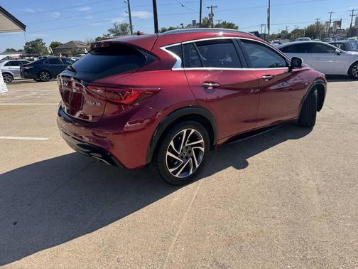 2017 INFINITI QX30 Premium