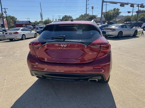 2017 INFINITI QX30 Premium