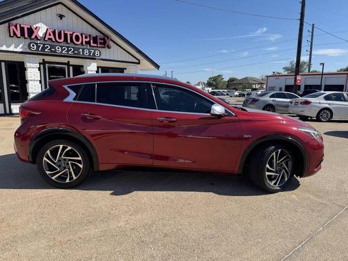2017 INFINITI QX30 Premium