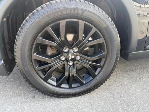 Labrador Black Metallic 2018 Mitsubishi Outlander SE