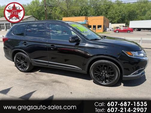 Labrador Black Metallic 2018 Mitsubishi Outlander SE