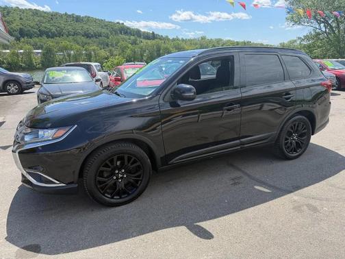 Labrador Black Metallic 2018 Mitsubishi Outlander SE