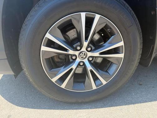 Predawn Gray Mica 2019 Toyota Highlander LE