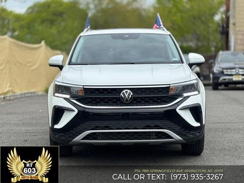 White 2024 Volkswagen Taos 1.5T SE