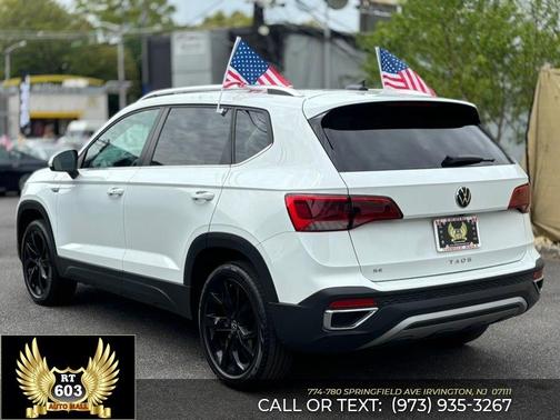 White 2024 Volkswagen Taos 1.5T SE