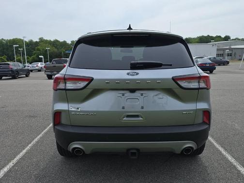 Iconic Silver Metallic 2022 Ford Escape Titanium