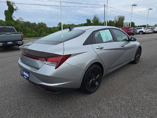 Shimmering Silver Pearl 2021 Hyundai ELANTRA SEL