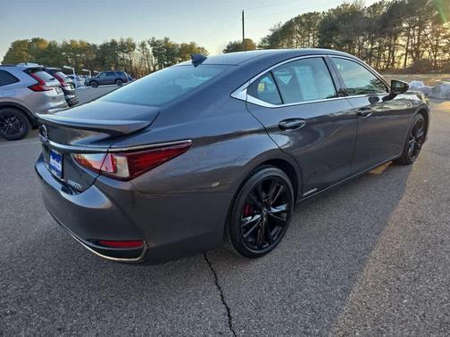 2022 Lexus ES 300h F SPORT