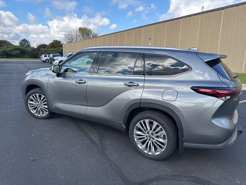 2025 Toyota Highlander Hybrid Platinum