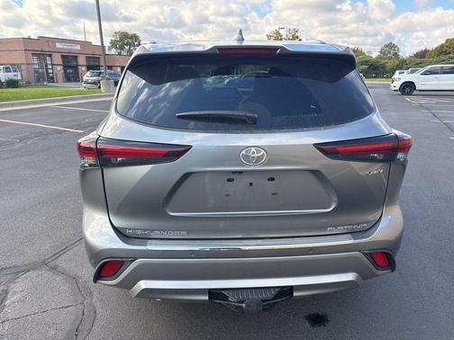 2025 Toyota Highlander Hybrid Platinum