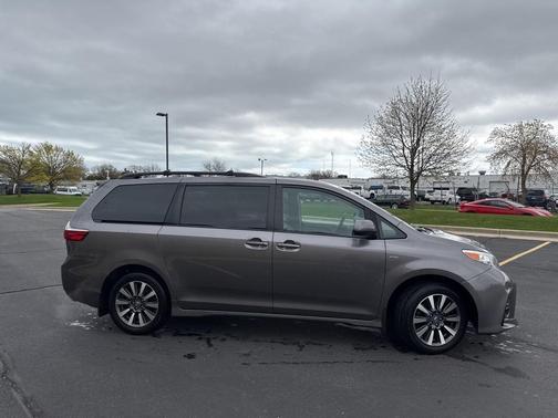 2018 Toyota Sienna LE