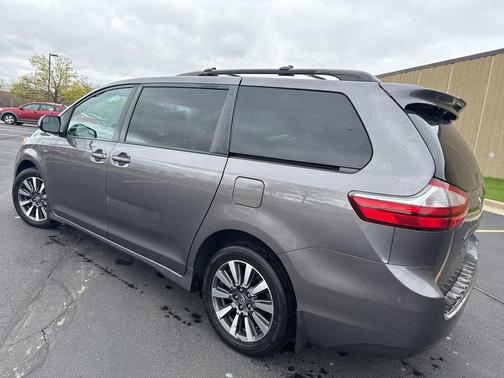 2018 Toyota Sienna LE