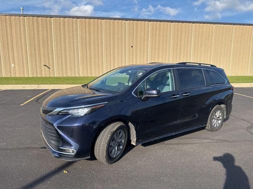 2023 Toyota Sienna XLE