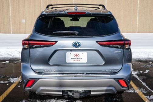 2023 Toyota Highlander Hybrid Platinum