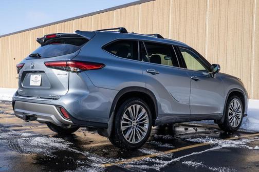 2023 Toyota Highlander Hybrid Platinum