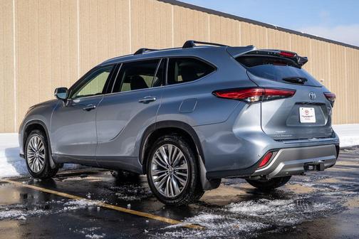 2023 Toyota Highlander Hybrid Platinum