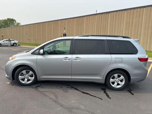 2017 Toyota Sienna LE