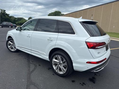2023 Audi Q7 45 Premium Plus
