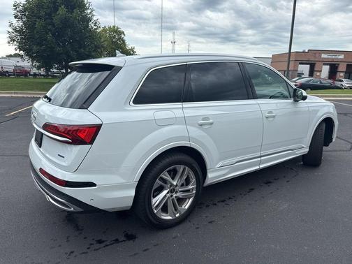2023 Audi Q7 45 Premium Plus