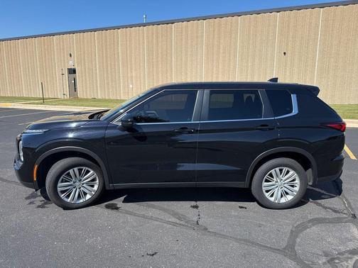 2024 Mitsubishi Outlander ES