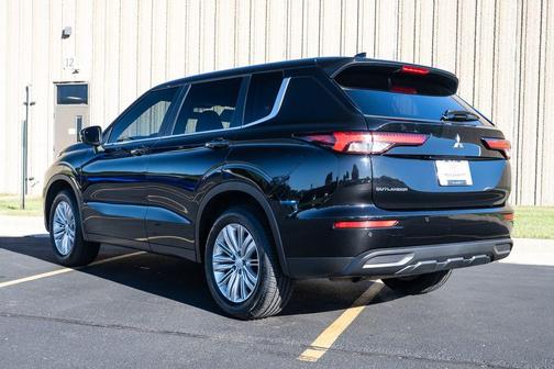 2024 Mitsubishi Outlander ES