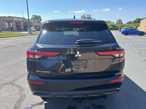 2024 Mitsubishi Outlander ES