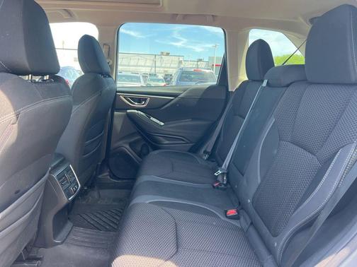 Ice Silver Metallic 2023 Subaru Forester Premium