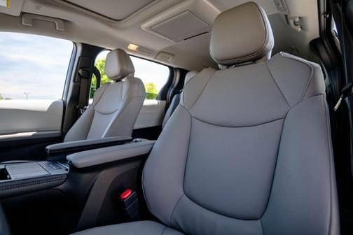 Midnight Black Metallic 2026 Toyota Sienna XLE