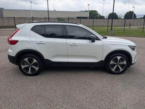 2023 Volvo XC40 B5 Plus Dark Theme