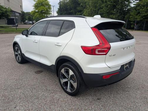 2023 Volvo XC40 B5 Plus Dark Theme