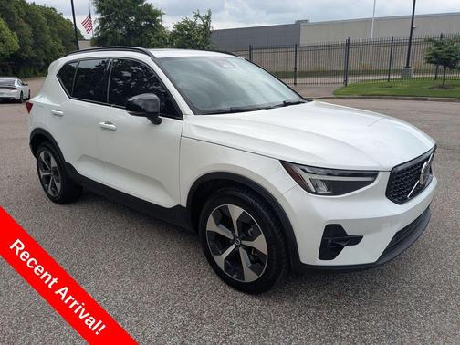 2023 Volvo XC40 B5 Plus Dark Theme