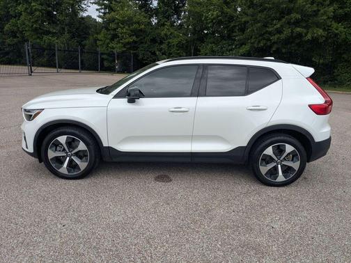 2023 Volvo XC40 B5 Plus Dark Theme