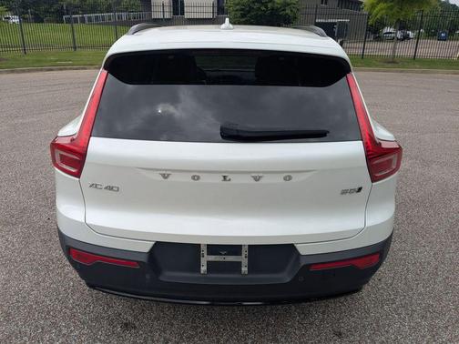 2023 Volvo XC40 B5 Plus Dark Theme