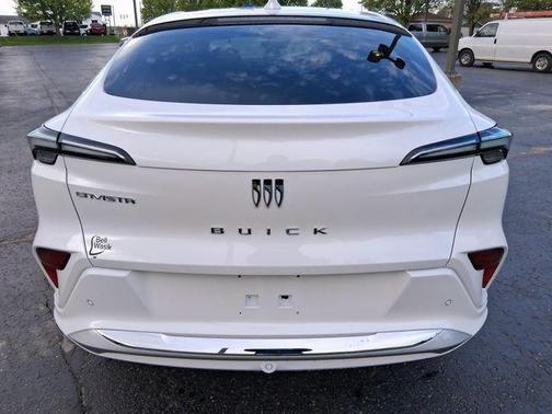 White Frost Tricoat 2026 Buick Envista Avenir FWD