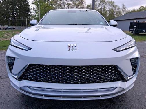 White Frost Tricoat 2026 Buick Envista Avenir FWD