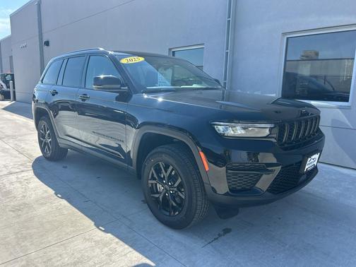 Diamond Black Crystal Pearlcoat 2025 Jeep Grand Cherokee Altitude
