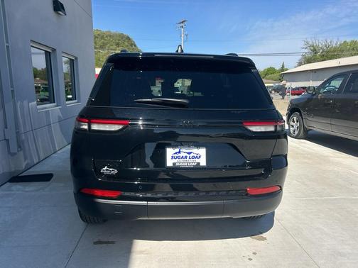 Diamond Black Crystal Pearlcoat 2025 Jeep Grand Cherokee Altitude