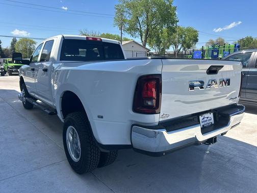Bright White Clearcoat 2026 RAM 3500 Tradesman Crew Cab 4x4 8' Box