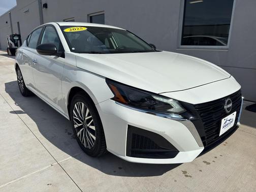 Glacier White 2025 Nissan Altima SV FWD