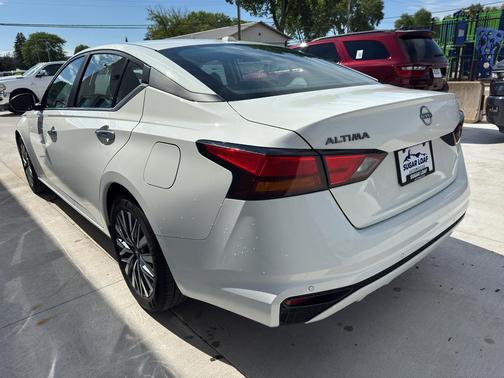 Glacier White 2025 Nissan Altima SV FWD