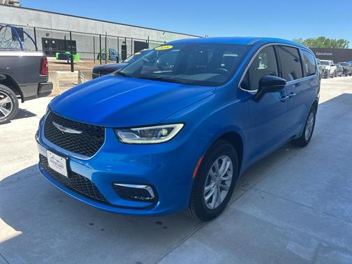 Hydro Blue Pearlcoat 2026 Chrysler Pacifica L
