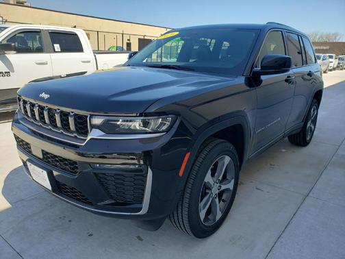 Diamond Black Crystal Pearlcoat 2026 Jeep Grand Cherokee Limited