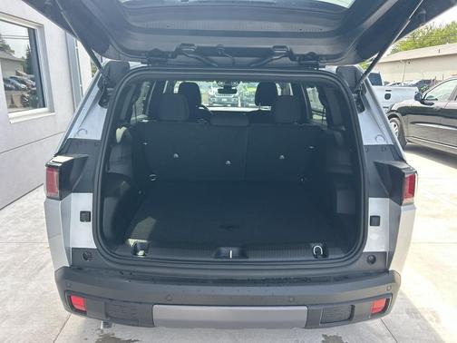 Silver Zynith Clearcoat 2026 Jeep Cherokee Laredo 4x4