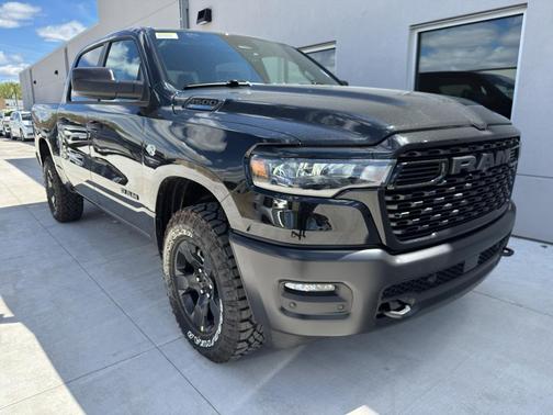 Diamond Black Crystal Pearlcoat 2026 RAM 1500 Warlock Crew Cab 4x4 5'7' Box