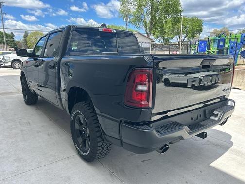 Diamond Black Crystal Pearlcoat 2026 RAM 1500 Warlock Crew Cab 4x4 5'7' Box