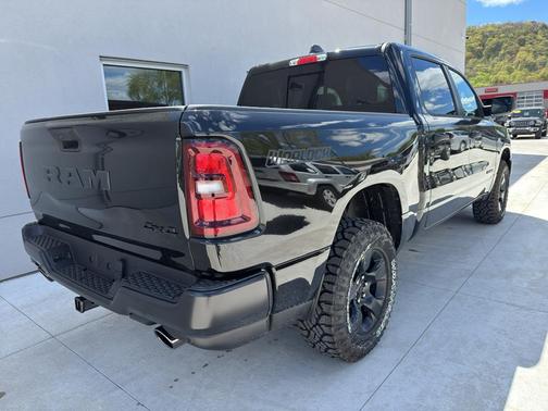 Diamond Black Crystal Pearlcoat 2026 RAM 1500 Warlock Crew Cab 4x4 5'7' Box