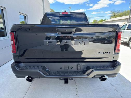 Diamond Black Crystal Pearlcoat 2026 RAM 1500 Warlock Crew Cab 4x4 5'7' Box